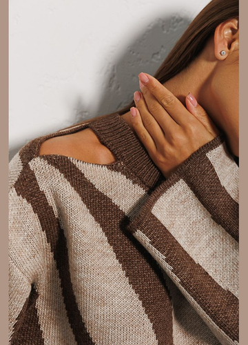 Коричневий жіночий трикотажний джемпер з вирізом на плечі темно-сірий з абстрактними візерунками