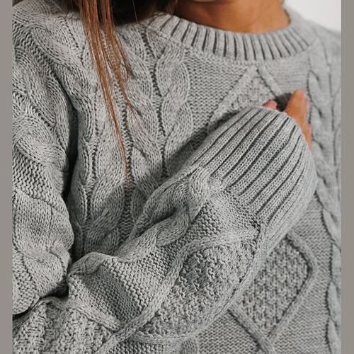 Сірий укорочений джемпер в'язаний світло-сірий з зав'язками внизу