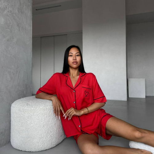 Червона всесезон яскравий домашній костюм-піжамка з лого сорочка + шорти